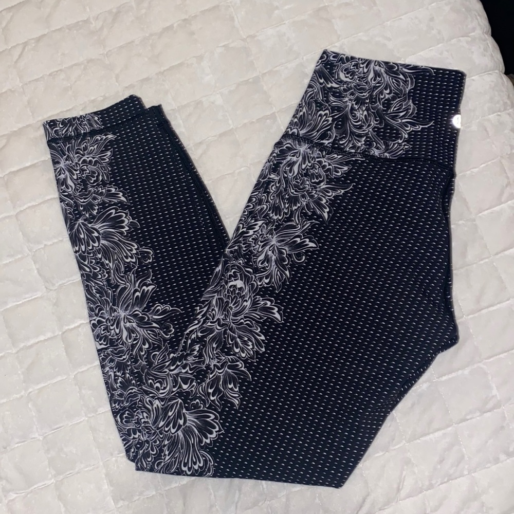 Lululemon Wunder Under - like new condition, 25 inch inseam size 8